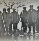 Fotografie ze složky o Hansi Humpelnmanovi. Cestáři koncem 40. let na Božím Daru se kterými Hans udržoval kontakty. 
