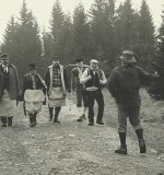 Záběr na partu Hansových parťáků - "parních strojů v  holinkách". Rekonstrukce z filmu Dobyvatelé ztracených štol. Film vznikl v roce 2014 a měl zrekonstruovat bazální příběh o Marcebile a Hansovi. 