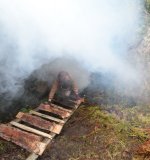 Záběr z filmové rekonstrukce paniky návštěvníků štoly Bludná Zuzana. Cílem bylo otestovat, jak dramaticky působila mlha na běžné smrtelníky. 